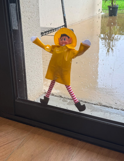 Déguisement imperméable jaune avec chapeau pour poupée lutin farceur 3