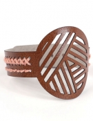 Détail de la broderie et des motifs du kit bracelet à broder motifs géométriques pour enfant